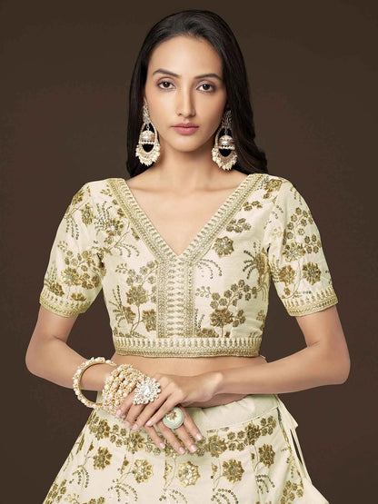 Lehenga en soie blanche avec broderie en zari, sequins et fil Dori