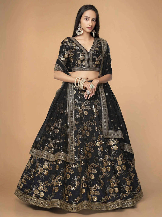 Lehenga en soie noire avec travail de broderie en zari, paillettes et dori