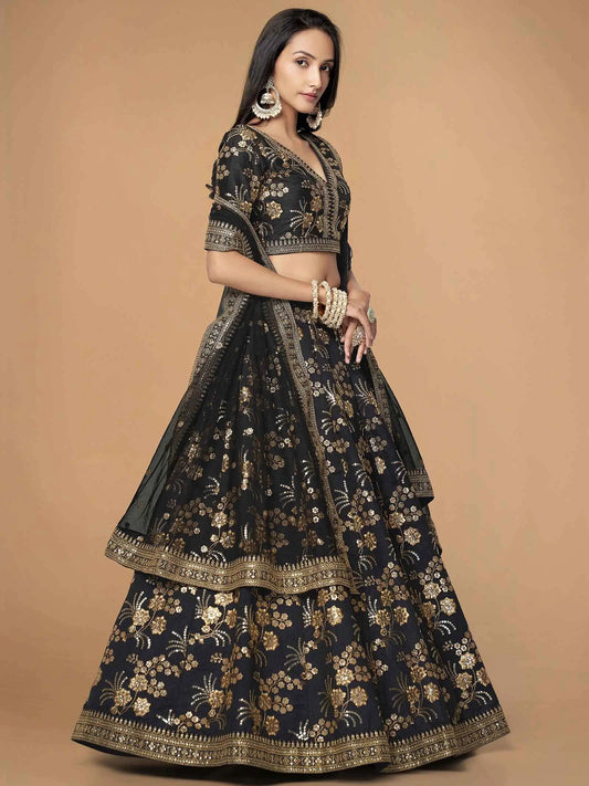 Lehenga en soie noire avec travail de broderie en zari, paillettes et dori