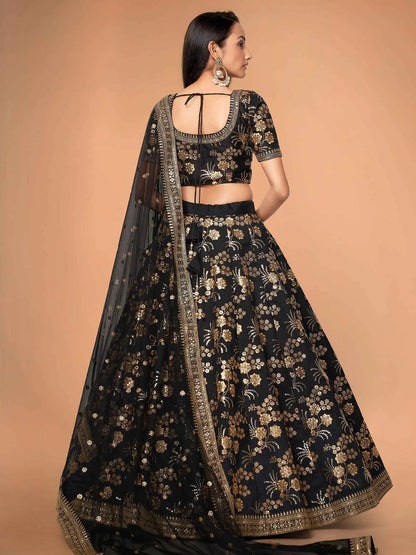 Lehenga en soie noire avec travail de broderie en zari, paillettes et dori