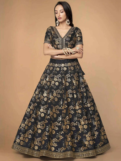 Lehenga en soie noire avec travail de broderie en zari, paillettes et dori