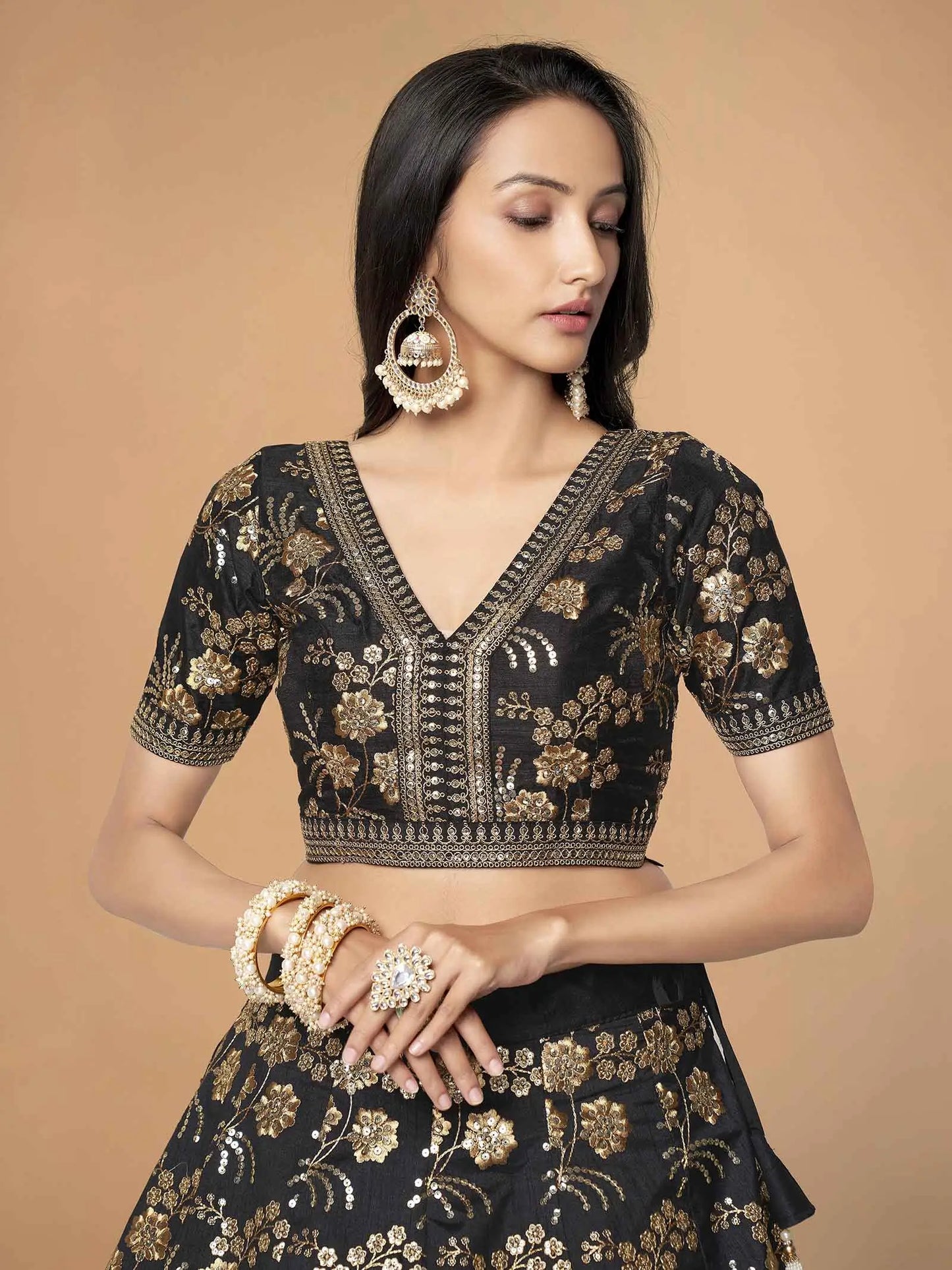 Lehenga en soie noire avec travail de broderie en zari, paillettes et dori
