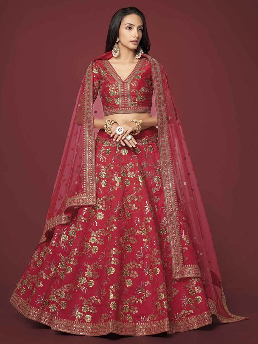 Lehenga en soie rouge avec travail de broderie Zari, sequins et dori