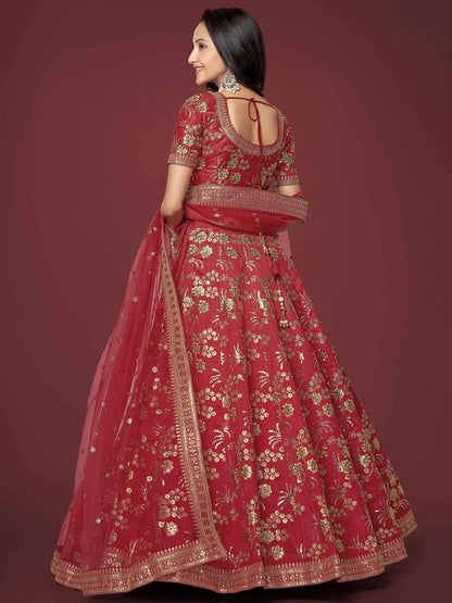 Lehenga en soie rouge avec travail de broderie Zari, sequins et dori