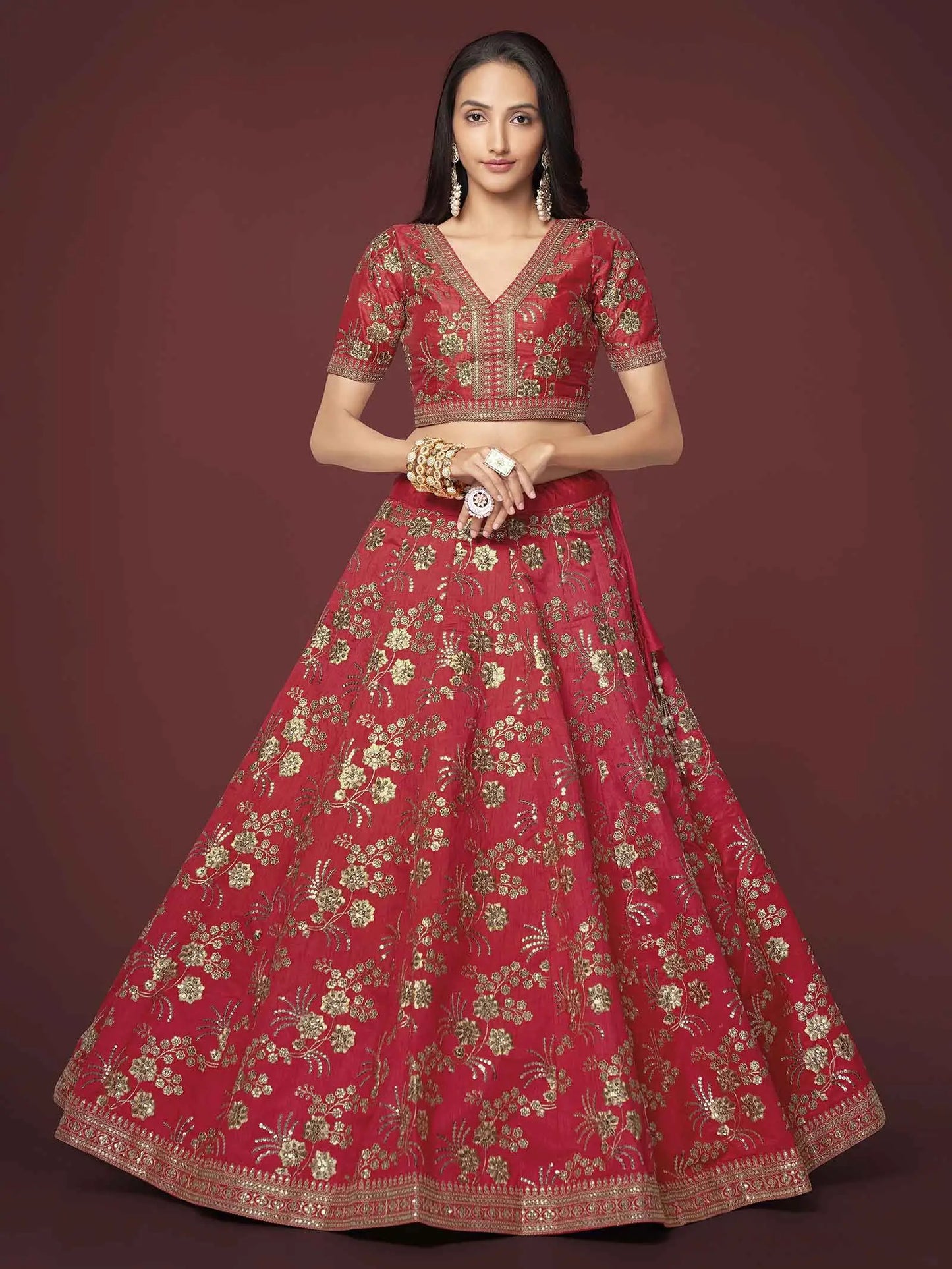 Lehenga en soie rouge avec travail de broderie Zari, sequins et dori