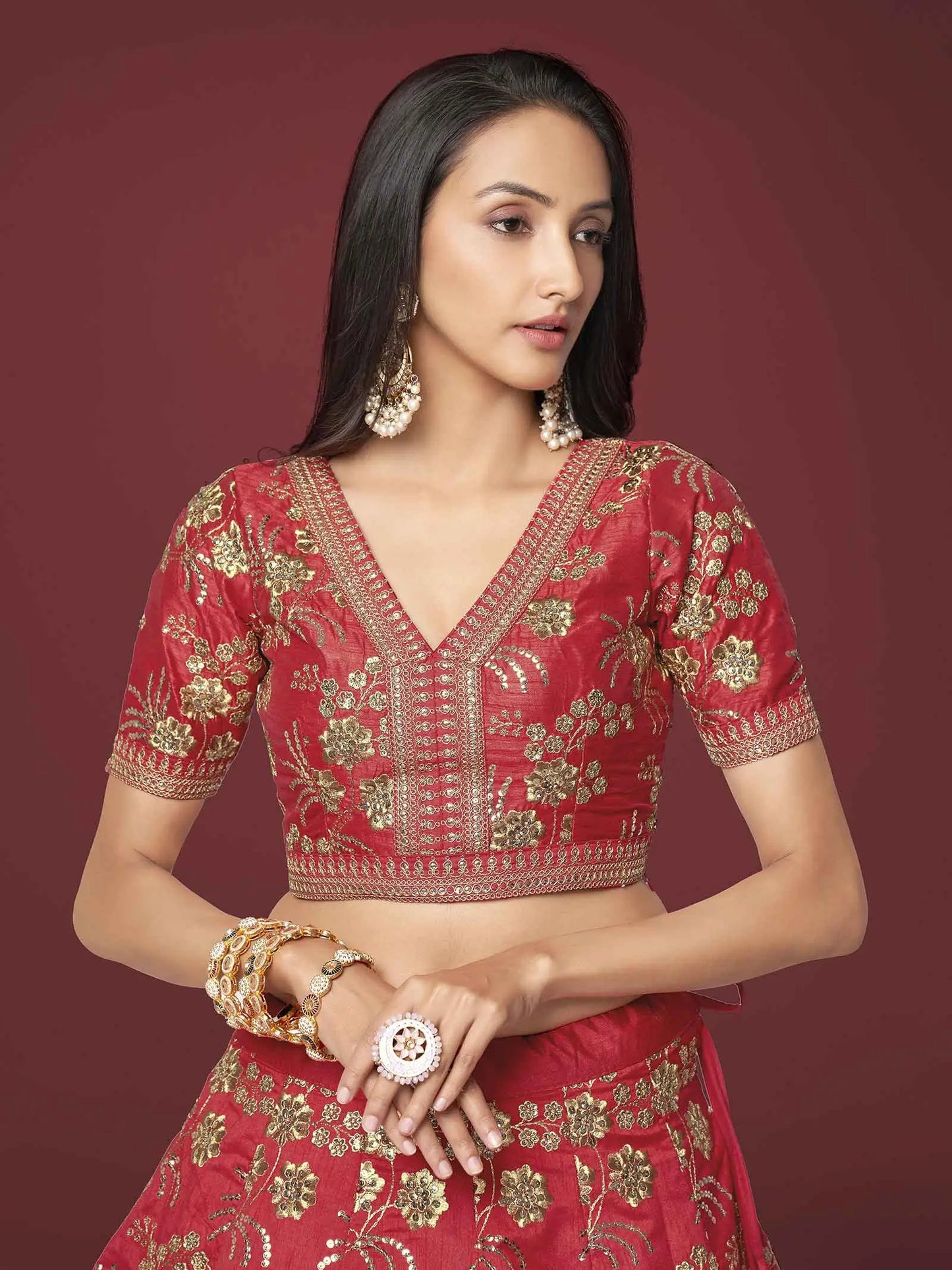 Lehenga en soie rouge avec travail de broderie Zari, sequins et dori