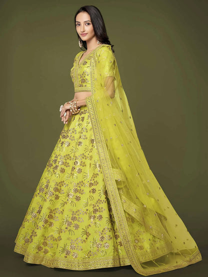 Lehenga en soie néon avec travail d'embroderie Zari, sequins et dori