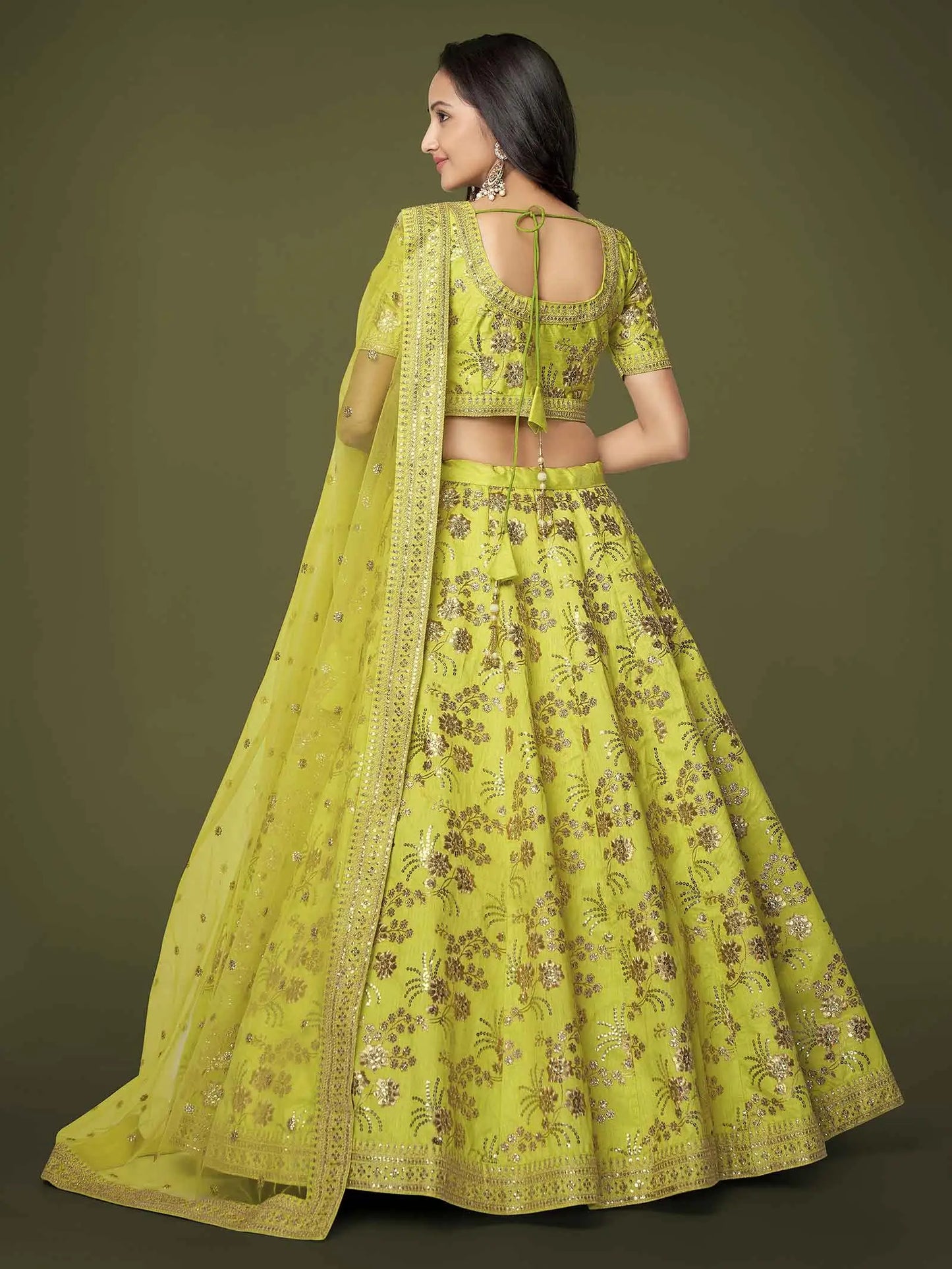 Lehenga en soie néon avec travail d'embroderie Zari, sequins et dori