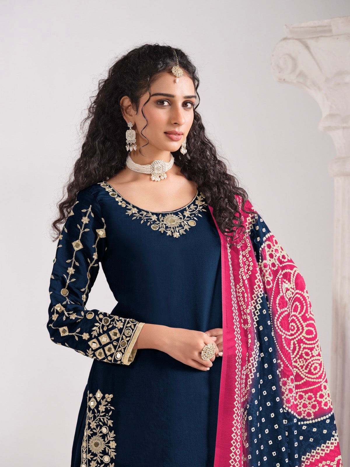 Salwar Suit bleu marine aux détails dorés en soie chanderi COLLECTION MEHER
