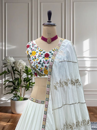 Lehenga choli blanc en chinon aux fleurs multicolores brodées
