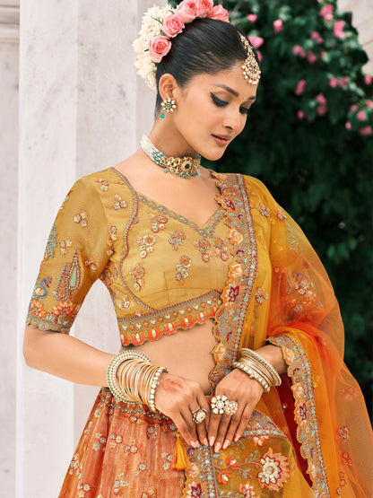 Lehenga de mariée jaune foncé et orange en soie fantaisie avec broderies COLLECTION ESHA