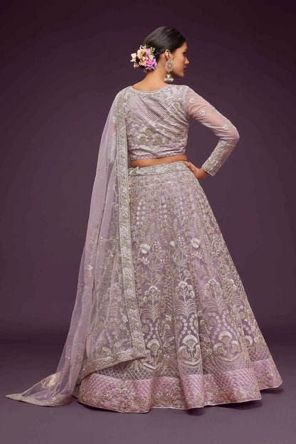 Lehenga violet orchidée en filet doux avec broderie en fil, zari, badla et dori paille COLLECTION JESAL
