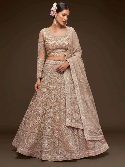 Lehenga Beige Royal en filet doux avec broderie en fil, zari, badla et fil dori pailleté COLLECTION JESAL