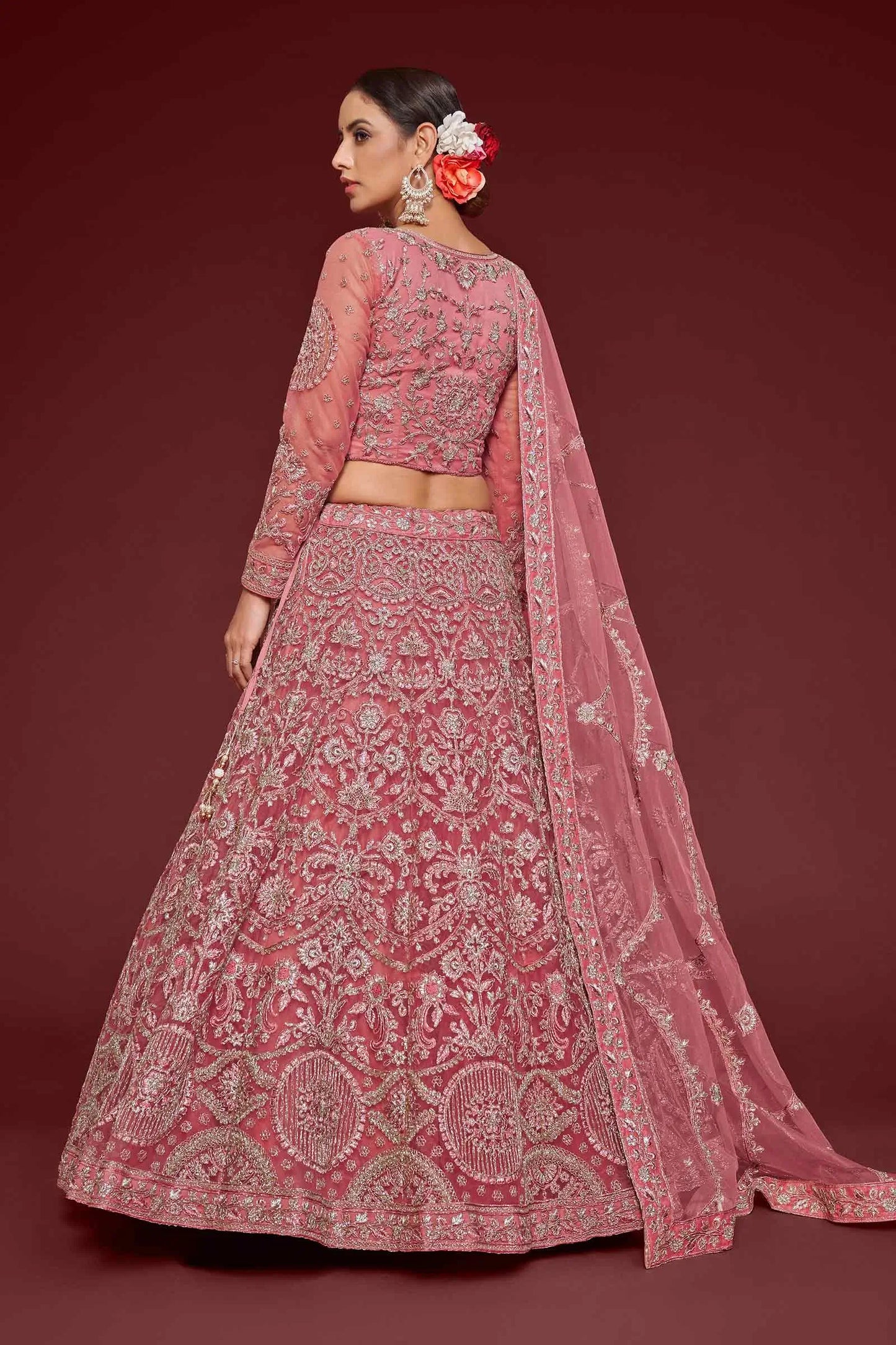 Lehenga Choli en tulle doux Rose fantaisie avec broderie en fil, zari, badla et dori pailleté COLLECTION JESAL