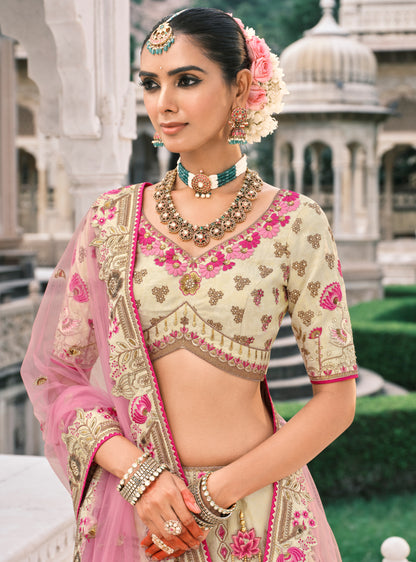 Lehenga de mariée beige clair aux tons roses pastels en soie fantaisie avec broderies COLLECTION ESHA