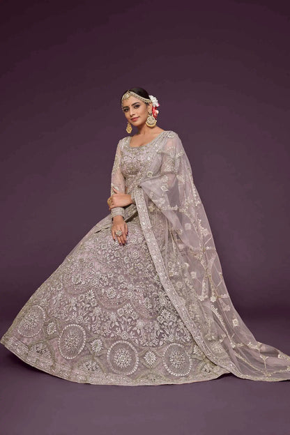 Lehenga Choli en tulle doux Violet Orchidée avec broderie en fil, zari, badla et dori pailleté COLLECTION JESAL