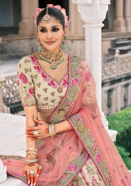 Lehenga de mariée vert clair aux tons roses pastels en soie fantaisie avec broderies COLLECTION ESHA