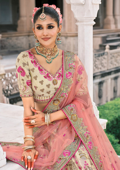 Lehenga de mariée vert clair aux tons roses pastels en soie fantaisie avec broderies COLLECTION ESHA