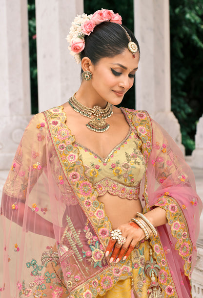 Lehenga de mariée rose clair et jaune en soie fantaisie avec broderies COLLECTION ESHA