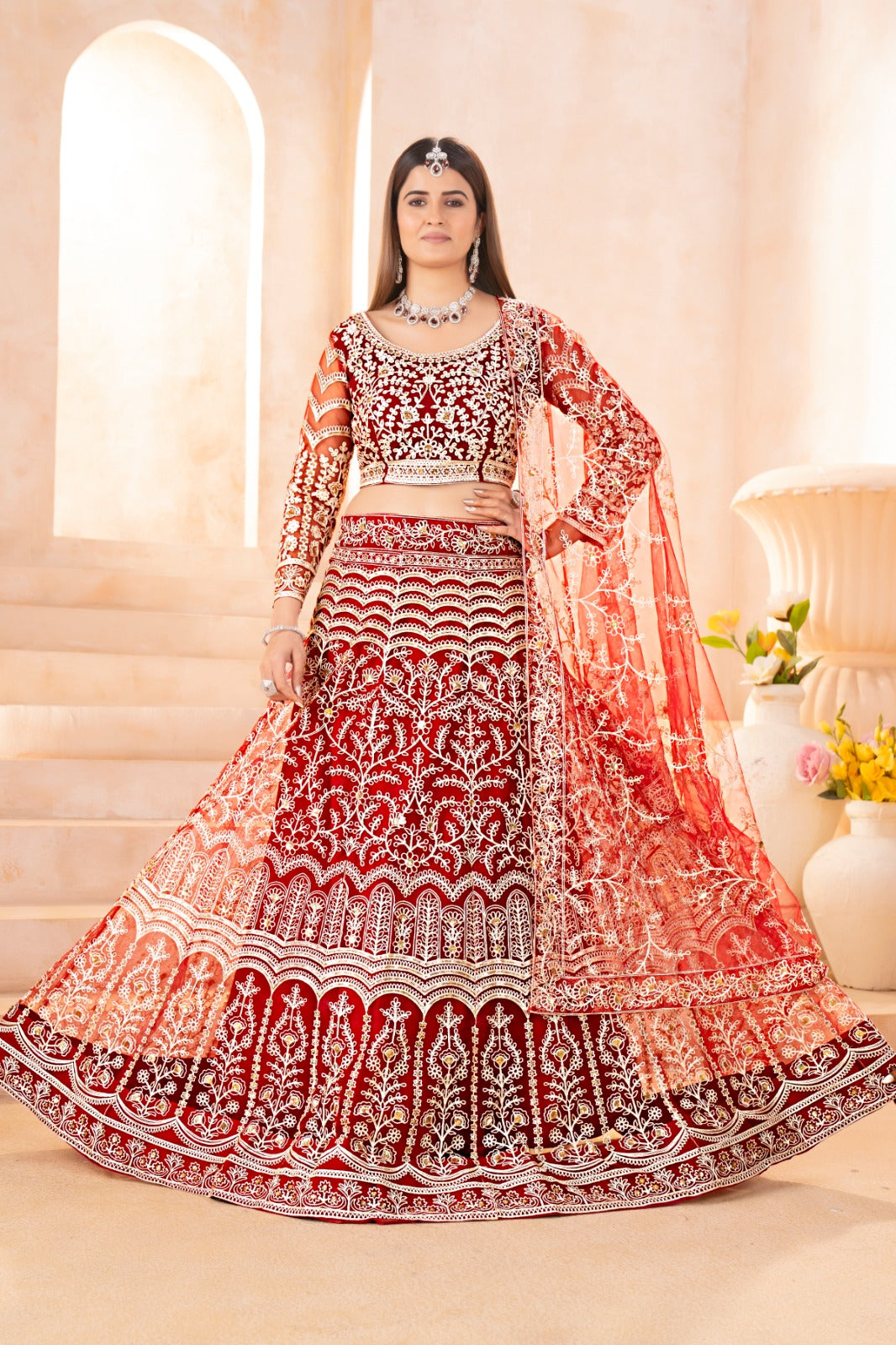 Lehenga rouge foncé design en tulle premium avec broderies traditionnelles et zari