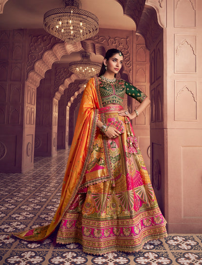 Lehenga de mariée vert foncé et jaune doré en soie Banarasi premium, broderies Swarovski, sequins, ceinture et pochette COLLECTION AMYRA