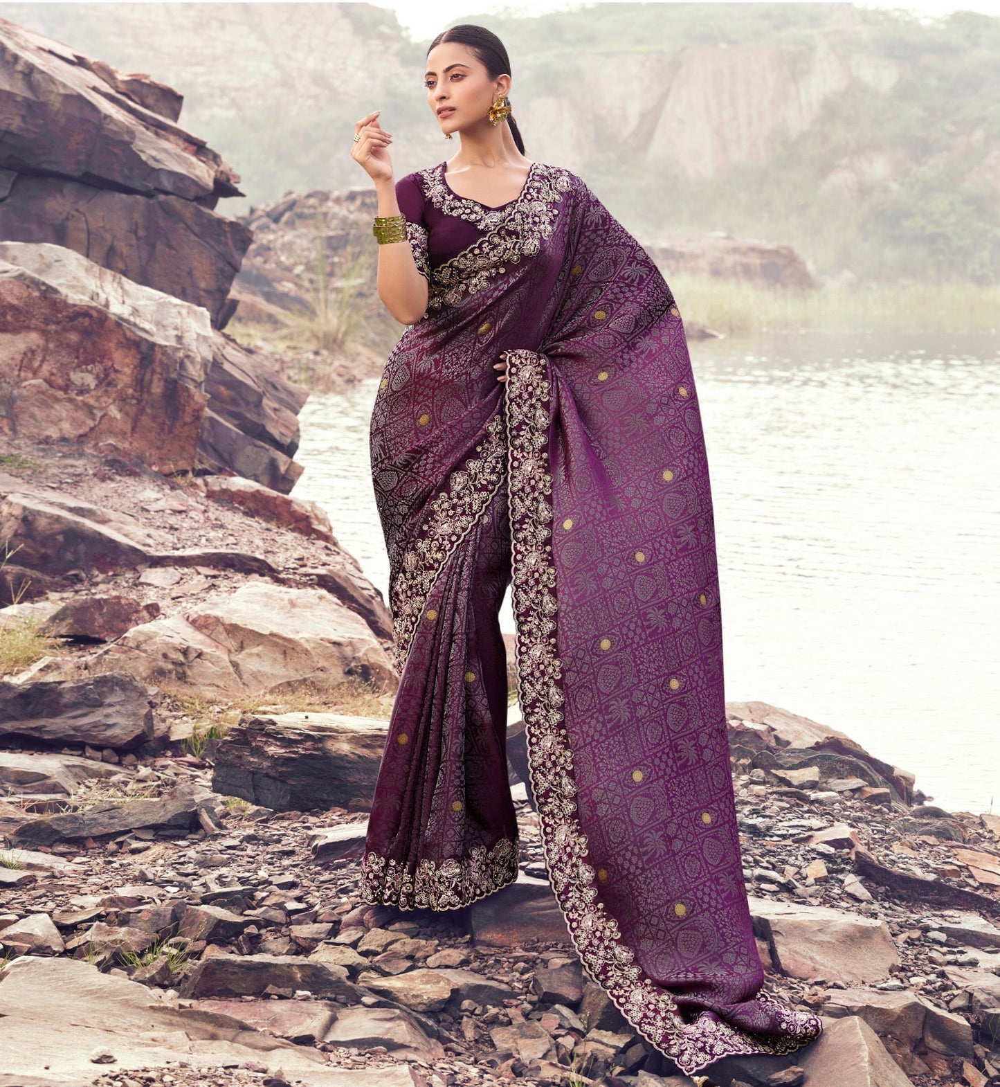 Sari violet foncé aubergine en pure soie satinée et jacquard COLLECTION SAYAARAH