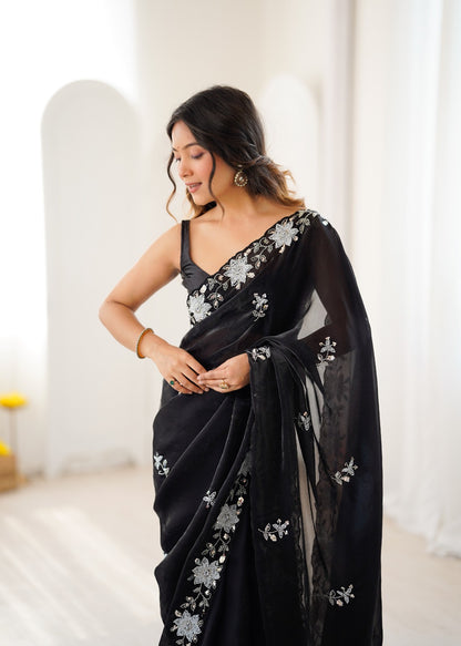 Sari noir en satin premium brillant orné de perles, sequins et broderies COLLECTION NITA