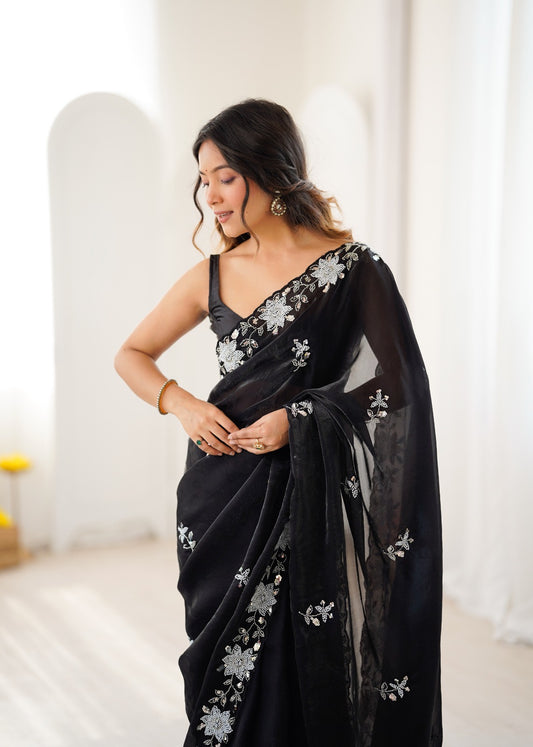 Sari noir en satin premium brillant orné de perles, sequins et broderies COLLECTION NITA