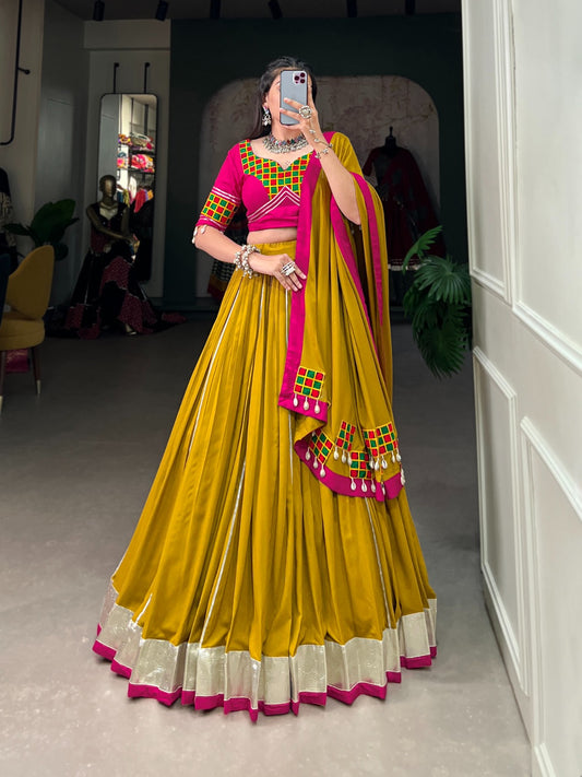 Eleganter rosa-grauer Braut-Lehenga mit Zarkan-Stickerei und Pailletten