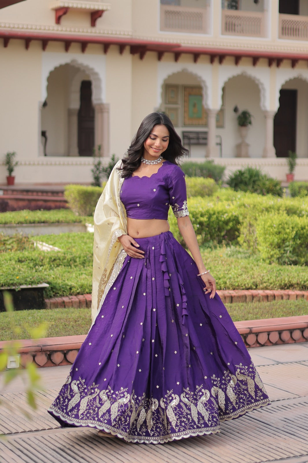 Lehenga violet foncé en Gold Crush avec dupatta crème et broderies de sequins COLLECTION HEMMA
