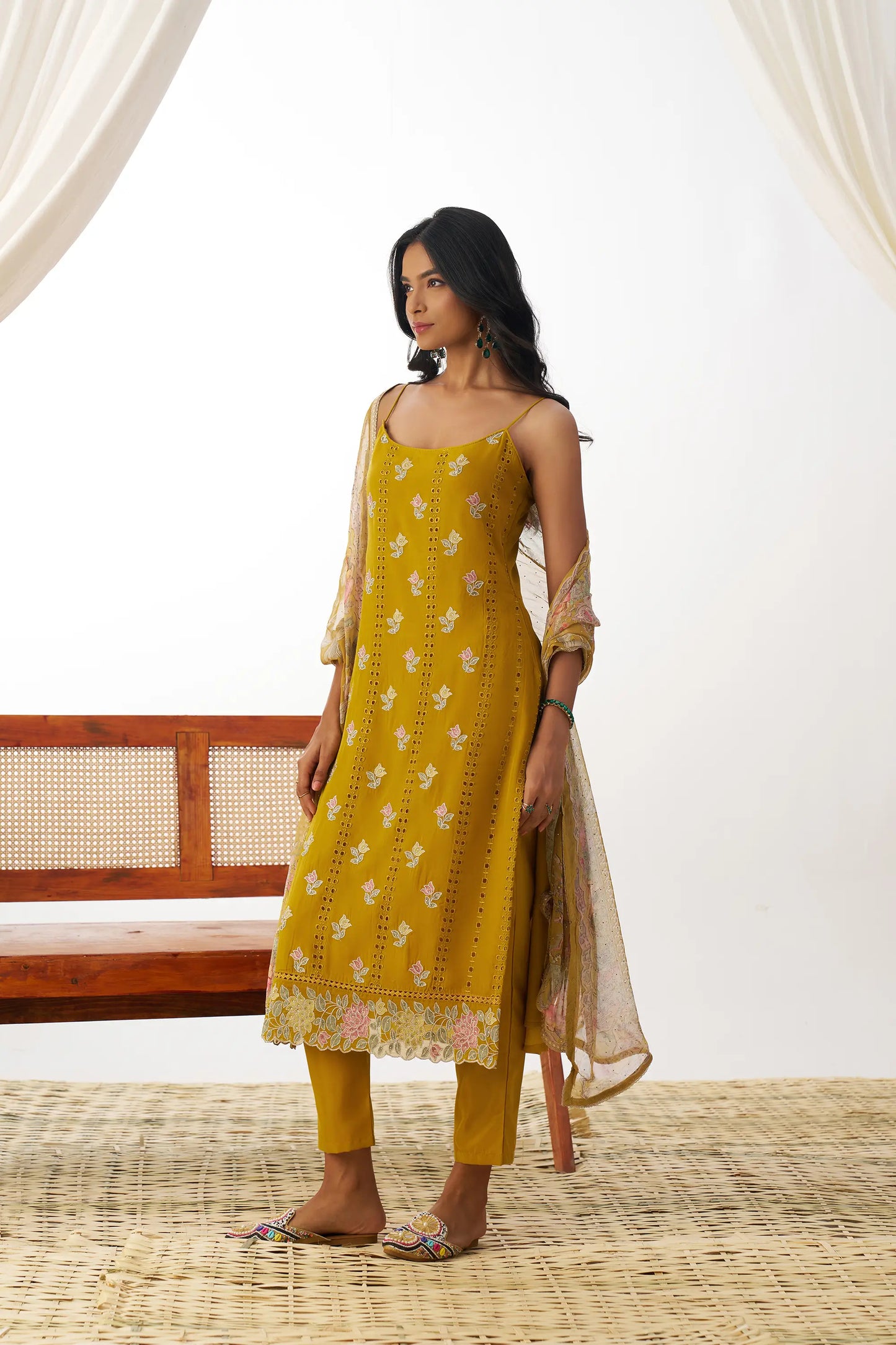 Ensemble Salwar en Organza Jaune Moutarde avec Broderie Fantaisie et Dupatta