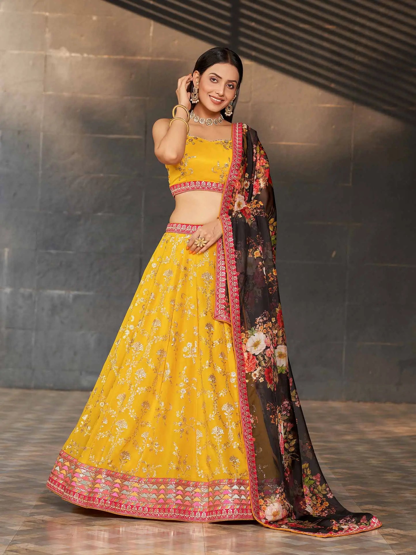Lehenga Georgette Jaune et Noir avec Broderie Fils, Zari, Sequins et Impressions Numériques