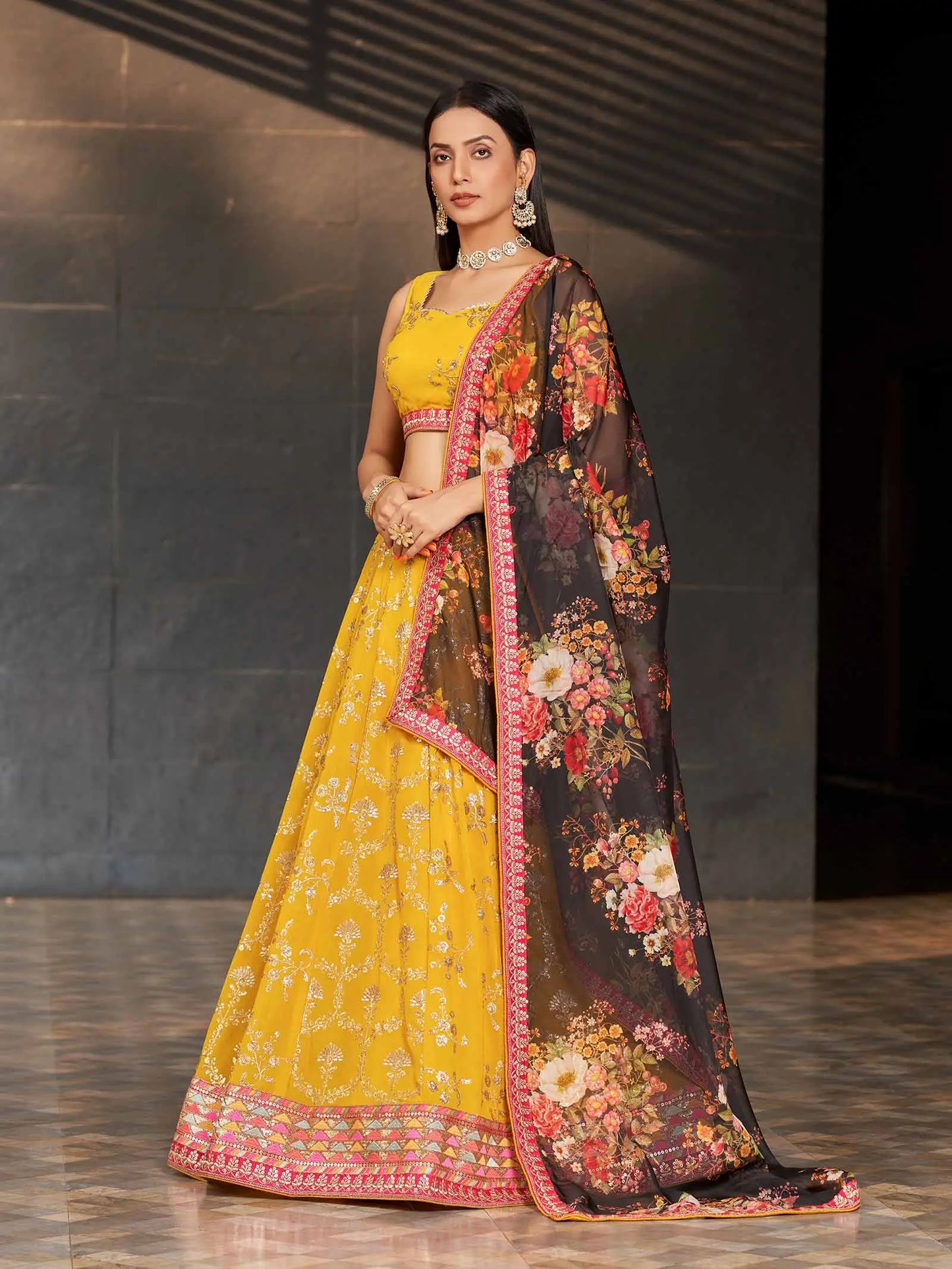 Lehenga Georgette Jaune et Noir avec Broderie Fils, Zari, Sequins et Impressions Numériques