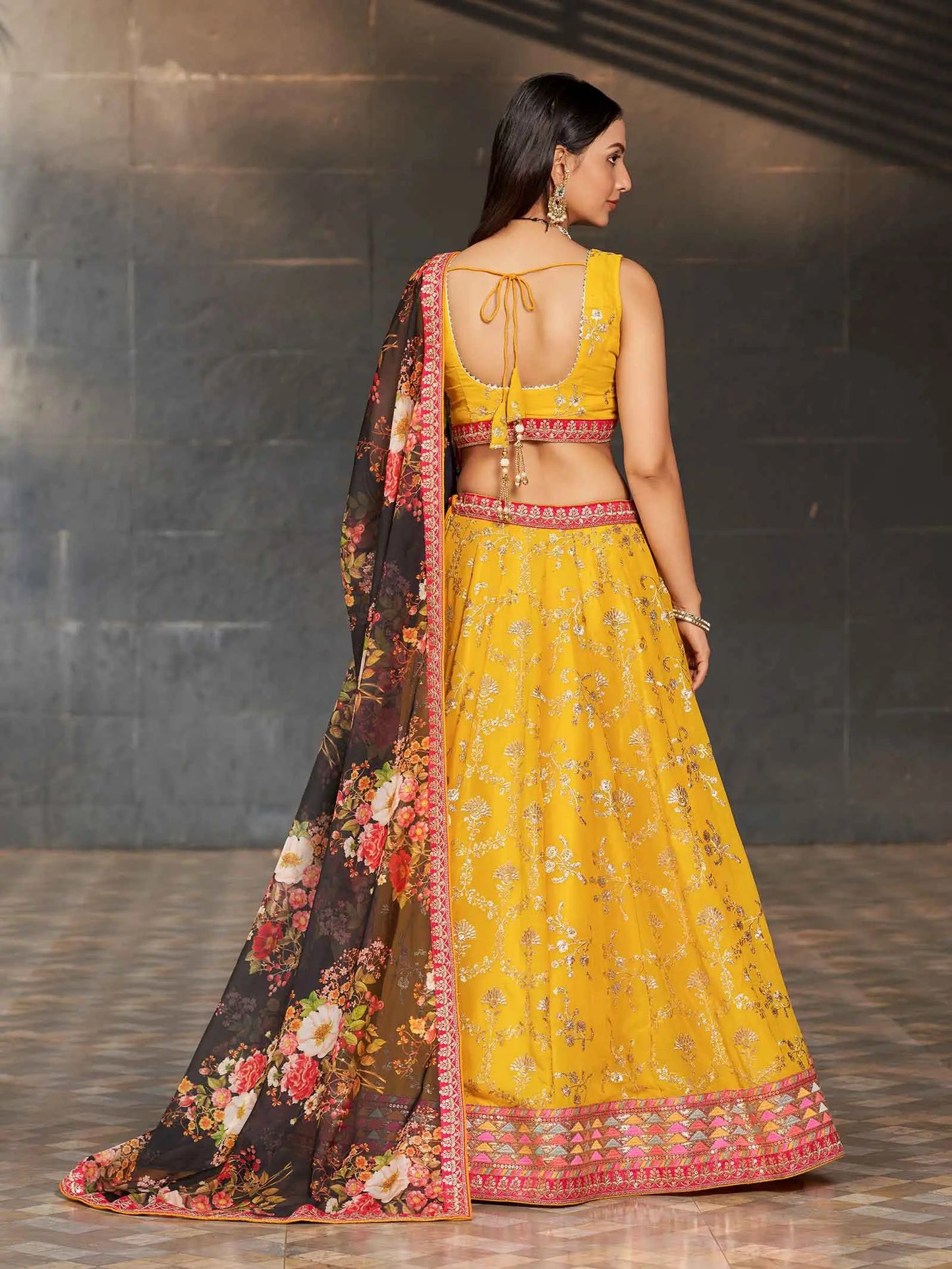 Lehenga Georgette Jaune et Noir avec Broderie Fils, Zari, Sequins et Impressions Numériques
