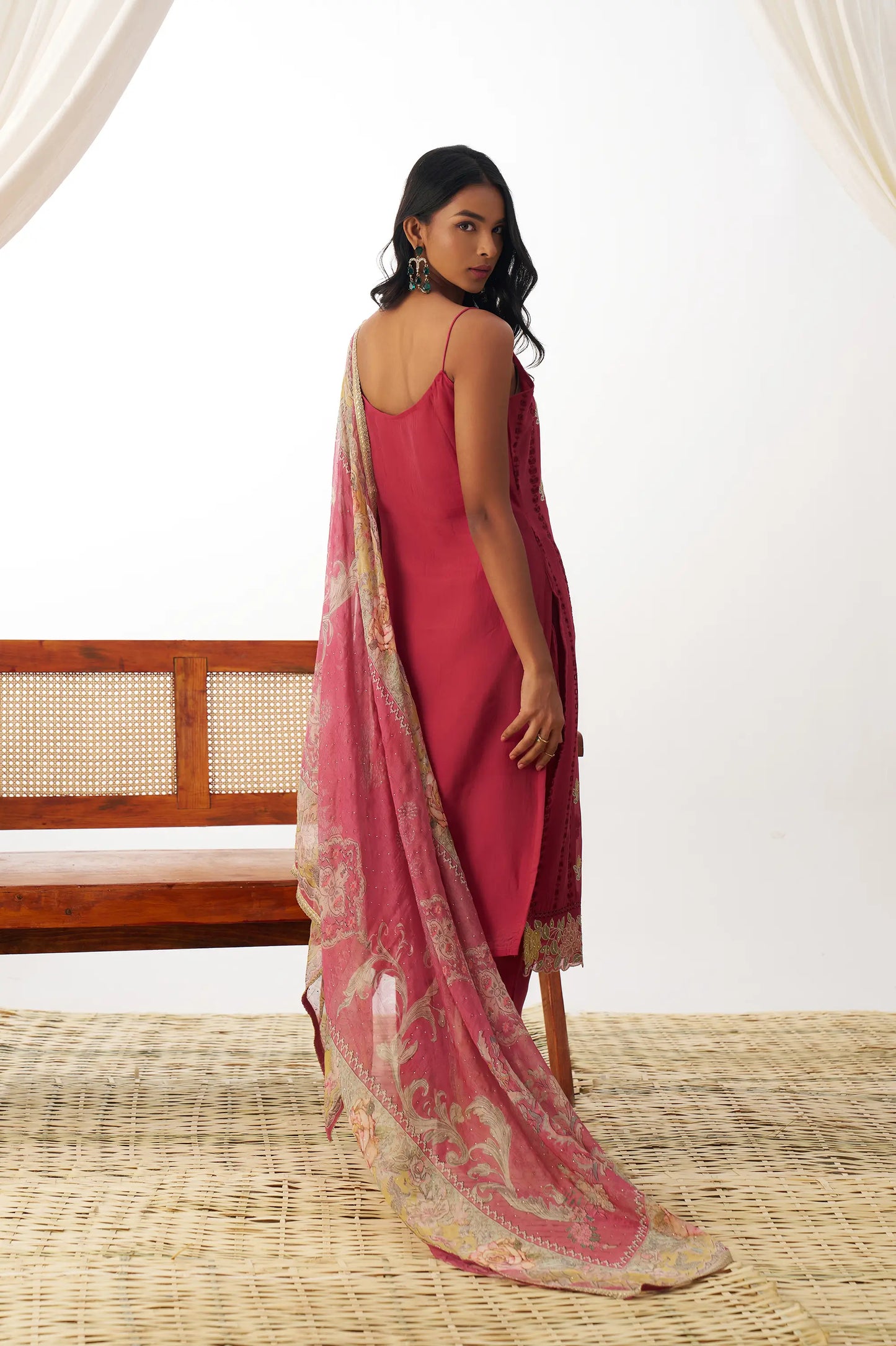 Ensemble Salwar rouge pâle en organza avec broderie fantaisie et dupatta