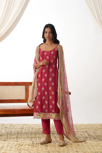 Ensemble Salwar rouge pâle en organza avec broderie fantaisie et dupatta