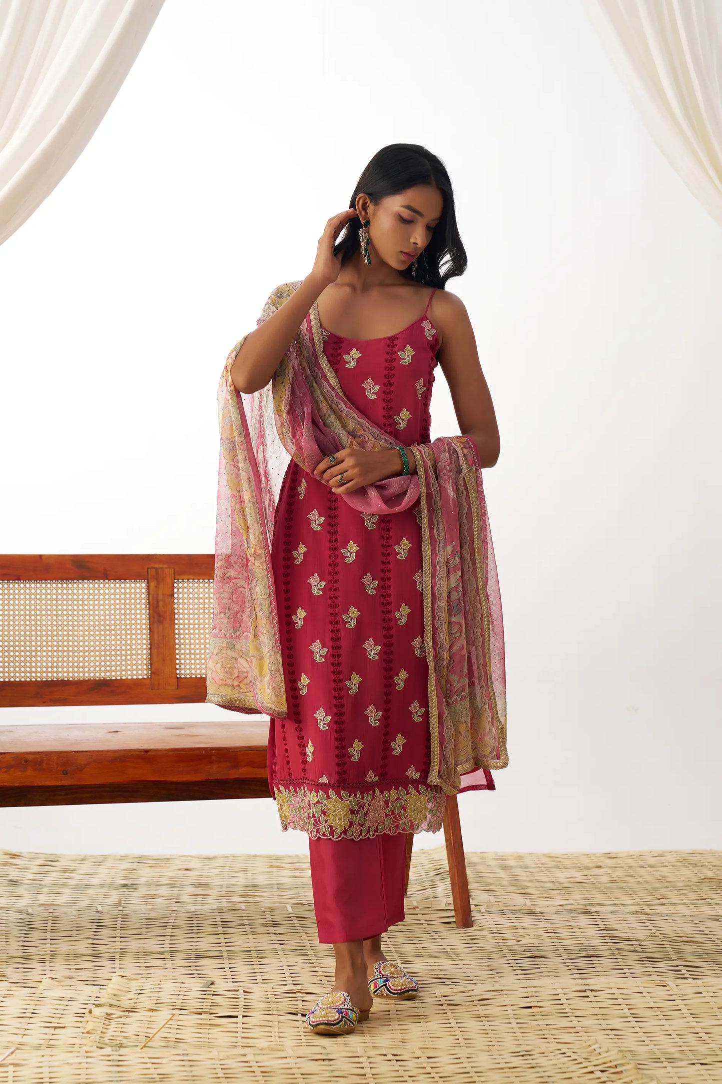 Ensemble Salwar rouge pâle en organza avec broderie fantaisie et dupatta