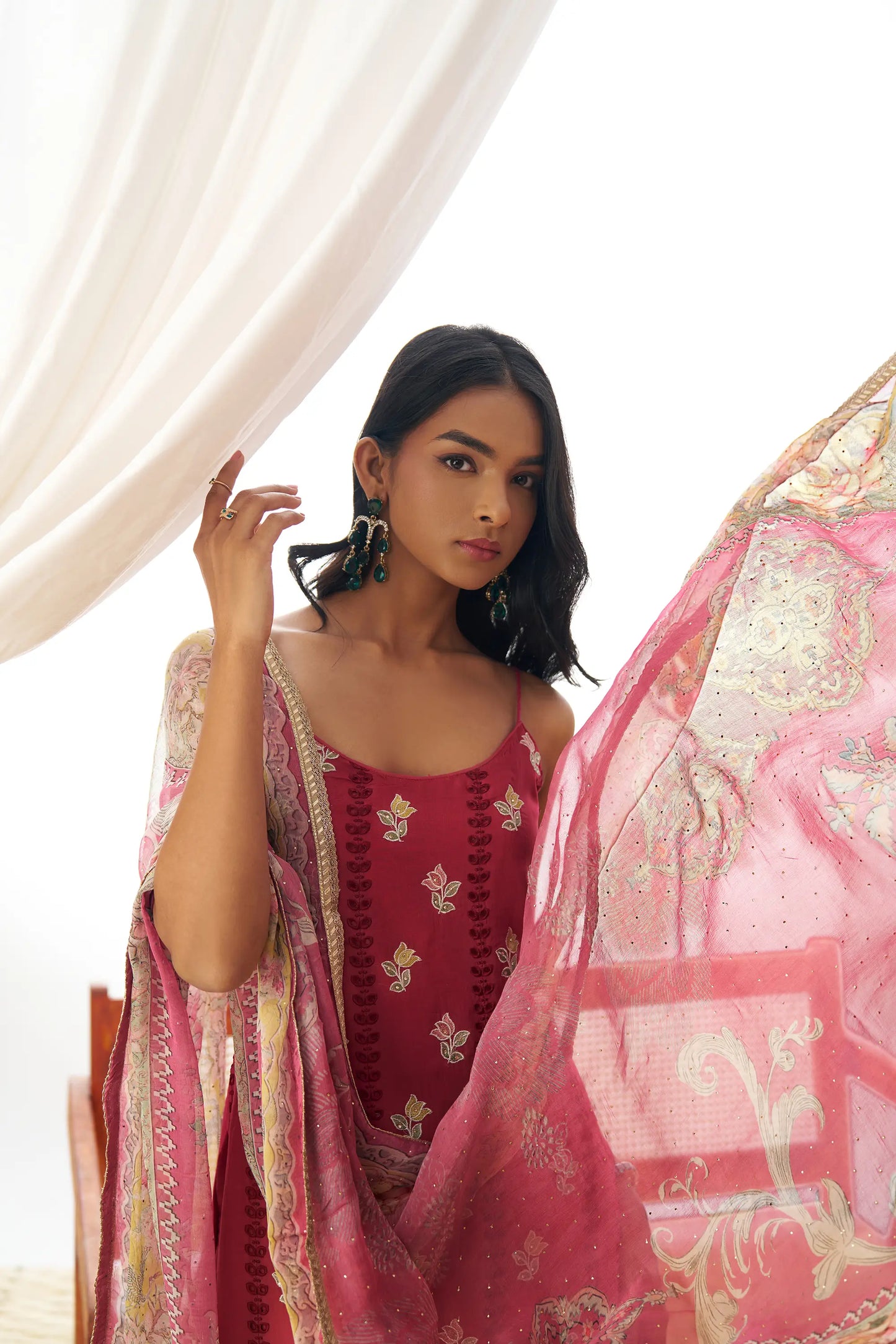 Ensemble Salwar rouge pâle en organza avec broderie fantaisie et dupatta