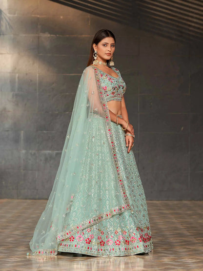 Lehenga vert estival en georgette avec broderie multicolore en fils, zari et sequins