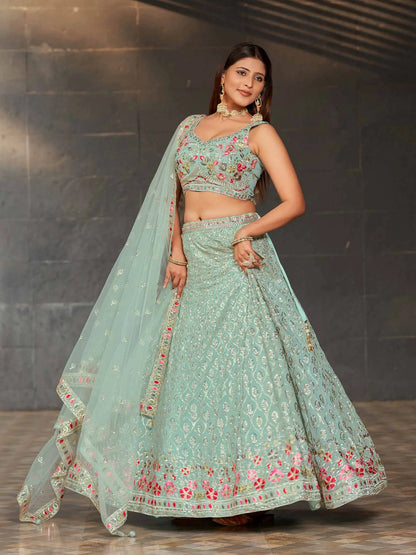 Lehenga vert estival en georgette avec broderie multicolore en fils, zari et sequins