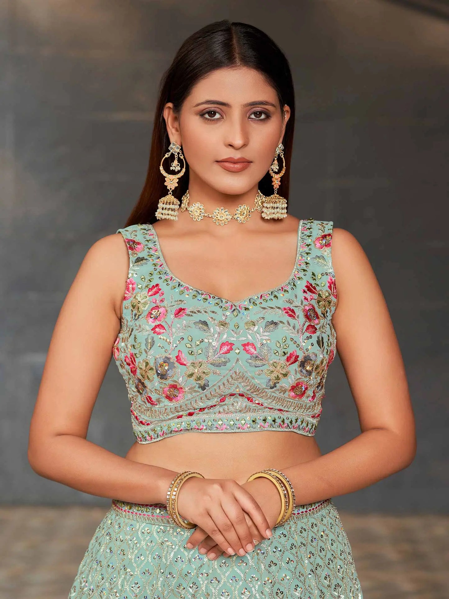 Lehenga vert estival en georgette avec broderie multicolore en fils, zari et sequins