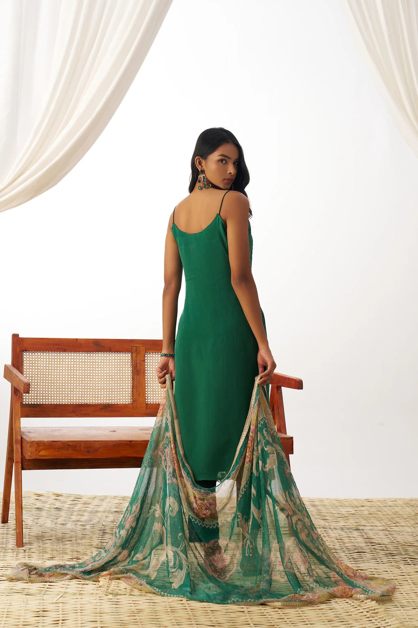 Ensemble Salwar Vert Cyan en Organza avec Broderie Fantaisie et Dupatta