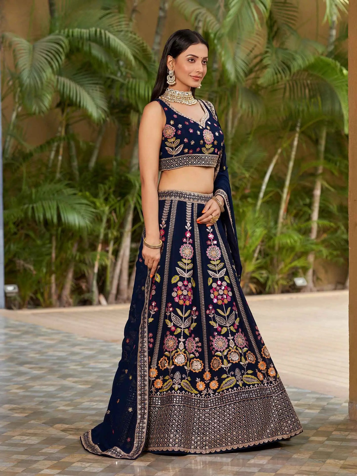 Lehenga Choli bleu marine en georgette avec broderies en fils multicolores, zari, dori et sequins