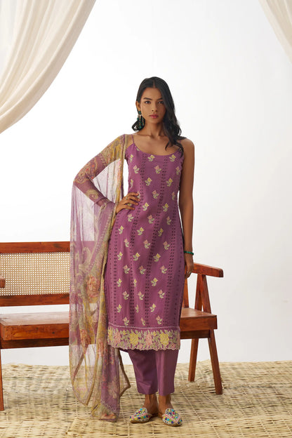 Ensemble Salwar en organza mauve foncé avec broderie fantaisie, accompagné d’un dupatta