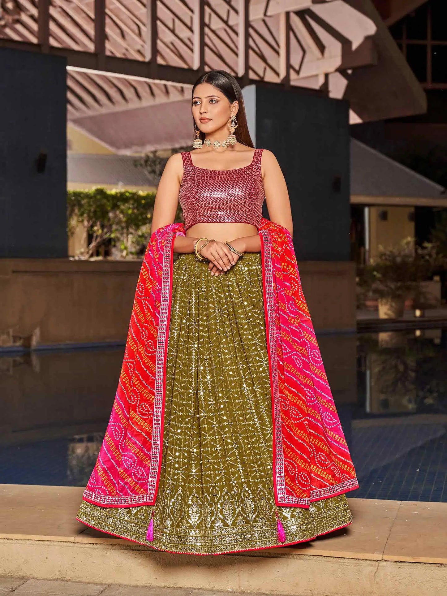 Lehenga glamour en georgette olive et rose avec broderie au zari et sequins