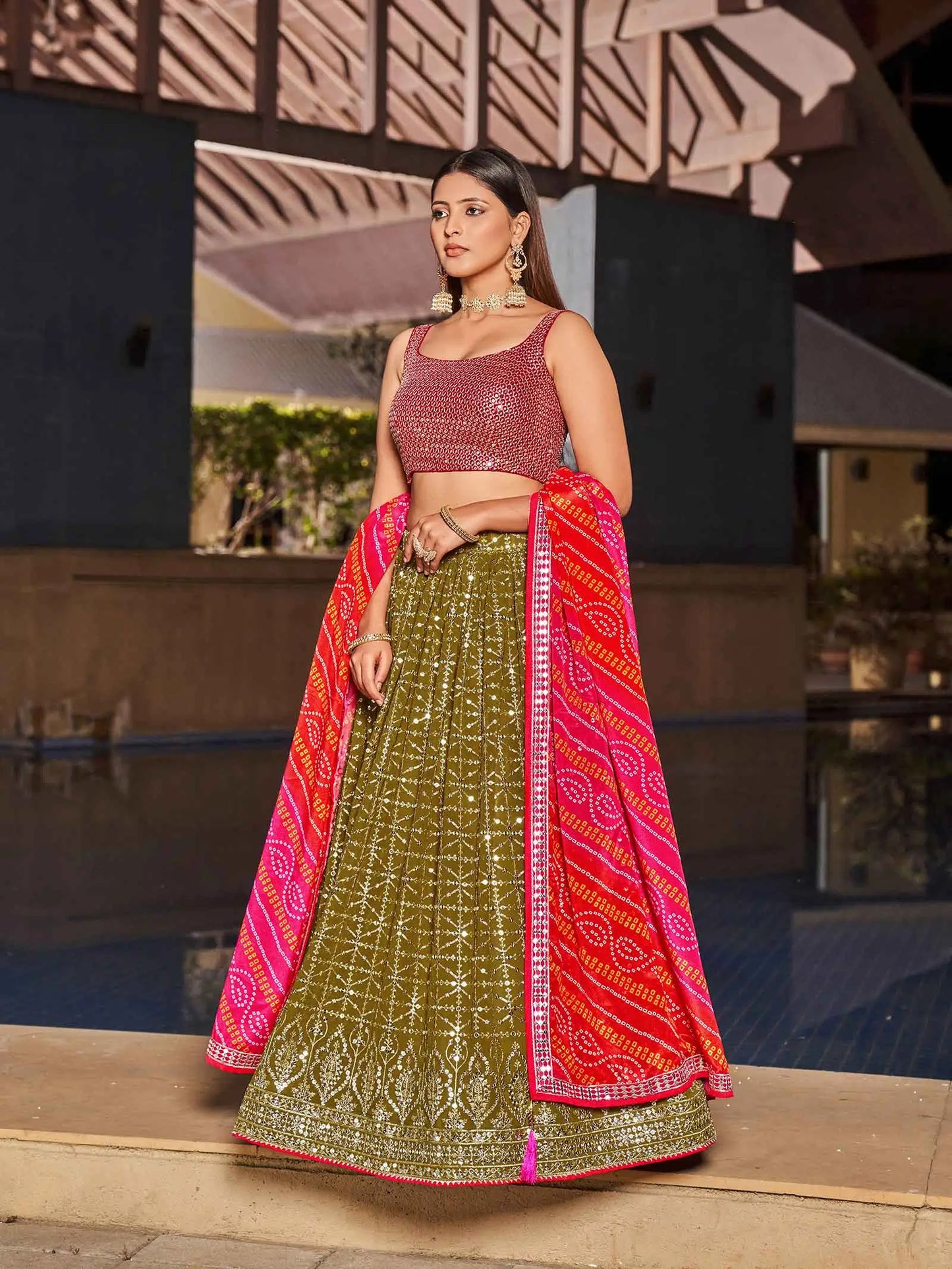 Lehenga glamour en georgette olive et rose avec broderie au zari et sequins