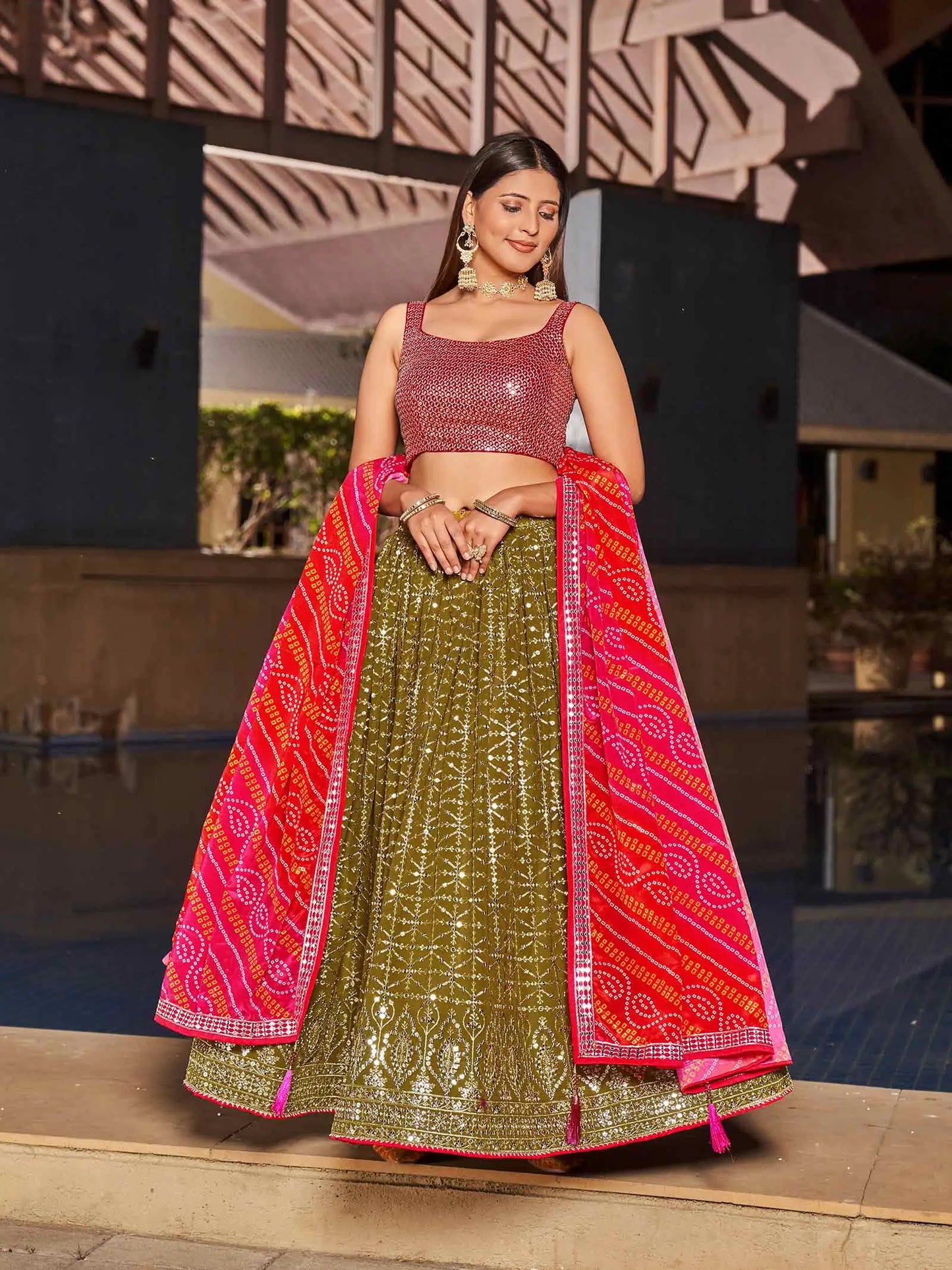 Lehenga glamour en georgette olive et rose avec broderie au zari et sequins