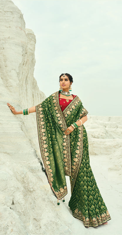 Sari vert foncé en pur tissu georgette bandhej avec travail fait main de moti et cut-dana COLLECTION KHUSHI