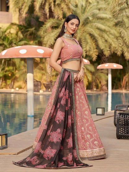 Lehenga en georgette rose marroné avec broderies en fil, zari, dori et sequins, accompagné d’une impression digitale