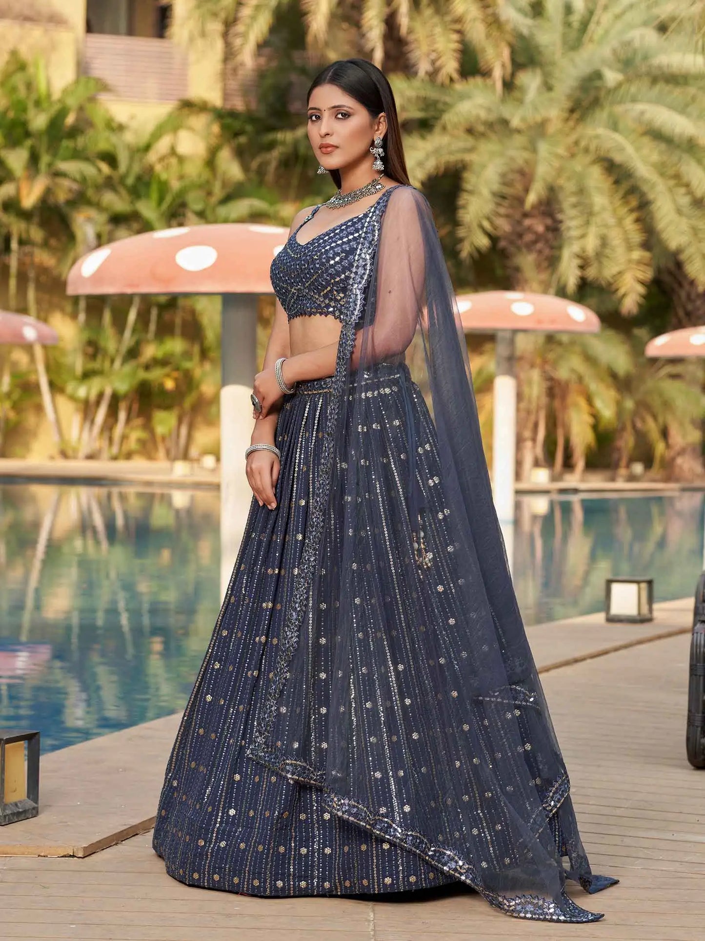 Lehenga en georgette gris festif avec broderie en fil, sequins et papier miroir